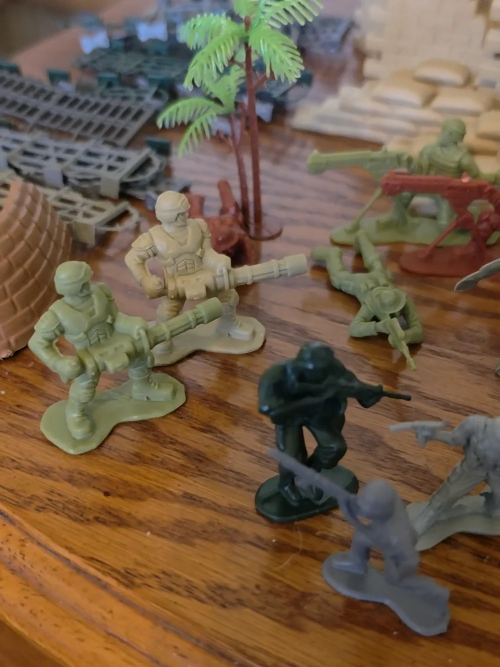 HUGE LOT!! Classic Toy Army Soldiers Playset - Green, Tan, Red, Yellow